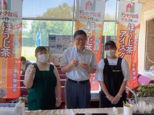 袋井市長にもほうじ茶アイス試食いただきました。